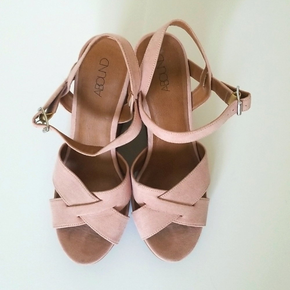 Abound Blush size 6 blush 3 1/2 inch wedge sandals